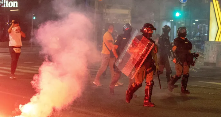 Serbia's police officers intervene to end standoff between ruling party supporters and anti-government protesters in Belgrade, Serbia, August 13, 2025. REUTERS/Djordje Kojadinovic/Djordje Kojadinovic