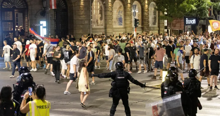 Serbia's police officers intervene to end standoff between ruling party supporters and anti-government protesters in Belgrade, Serbia, August 13, 2025. REUTERS/Djordje Kojadinovic/Djordje Kojadinovic