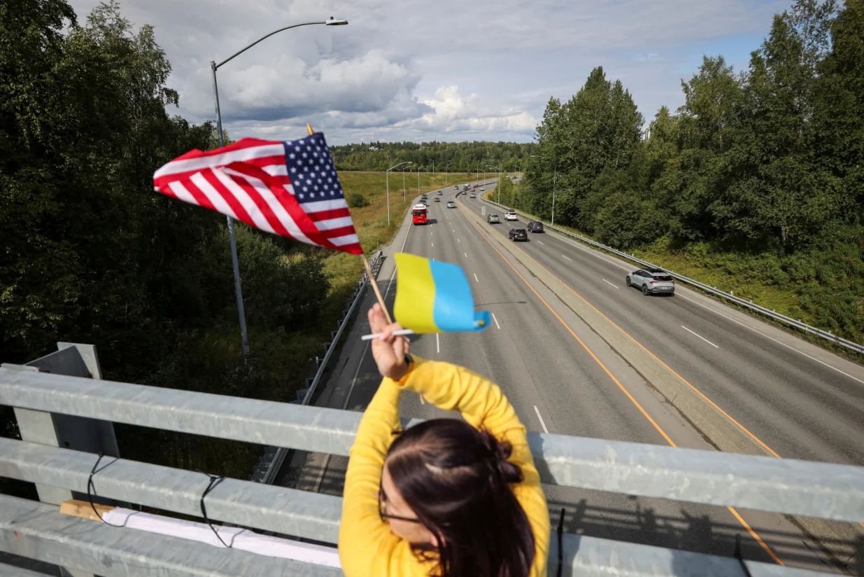 A demonstrator holds U.S. and Ukrainian flags in solidarity with Ukraine, ahead of the meeting between U.S. President Donald Trump and Russian President Vladimir Putin, in Anchorage, Alaska, U.S., August 14, 2025. REUTERS/Nathaniel Wilder/Nathaniel Wilder