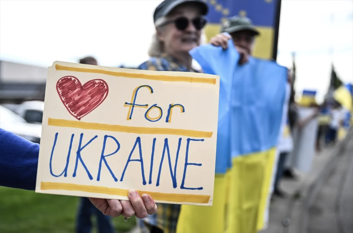 Pristalice Ukrajine okupljaju se na demonstracijama uoči sastanka između američkog predsjednika Donalda Trumpa i ruskog predsjednika Vladimira Putina u Anchorageu na Aljasci, mašući zastavama i držeći transparente u znak solidarnosti s Ukrajinom/Fatih Aktaş