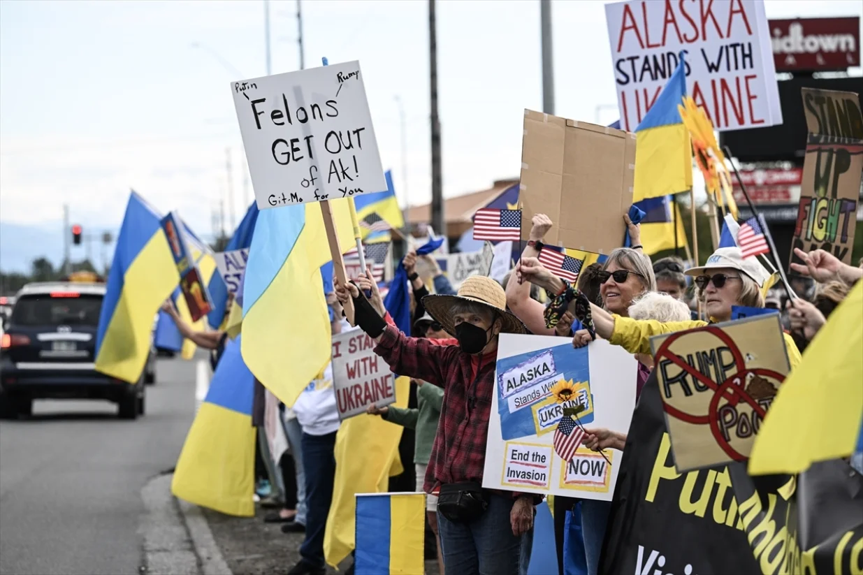 Pristalice Ukrajine okupljaju se na demonstracijama uoči sastanka između američkog predsjednika Donalda Trumpa i ruskog predsjednika Vladimira Putina u Anchorageu na Aljasci, mašući zastavama i držeći transparente u znak solidarnosti s Ukrajinom/Fatih Aktaş