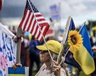 Pristalice Ukrajine okupljaju se na demonstracijama uoči sastanka između američkog predsjednika Donalda Trumpa i ruskog predsjednika Vladimira Putina u Anchorageu na Aljasci, mašući zastavama i držeći transparente u znak solidarnosti s Ukrajinom/Fatih Aktaş