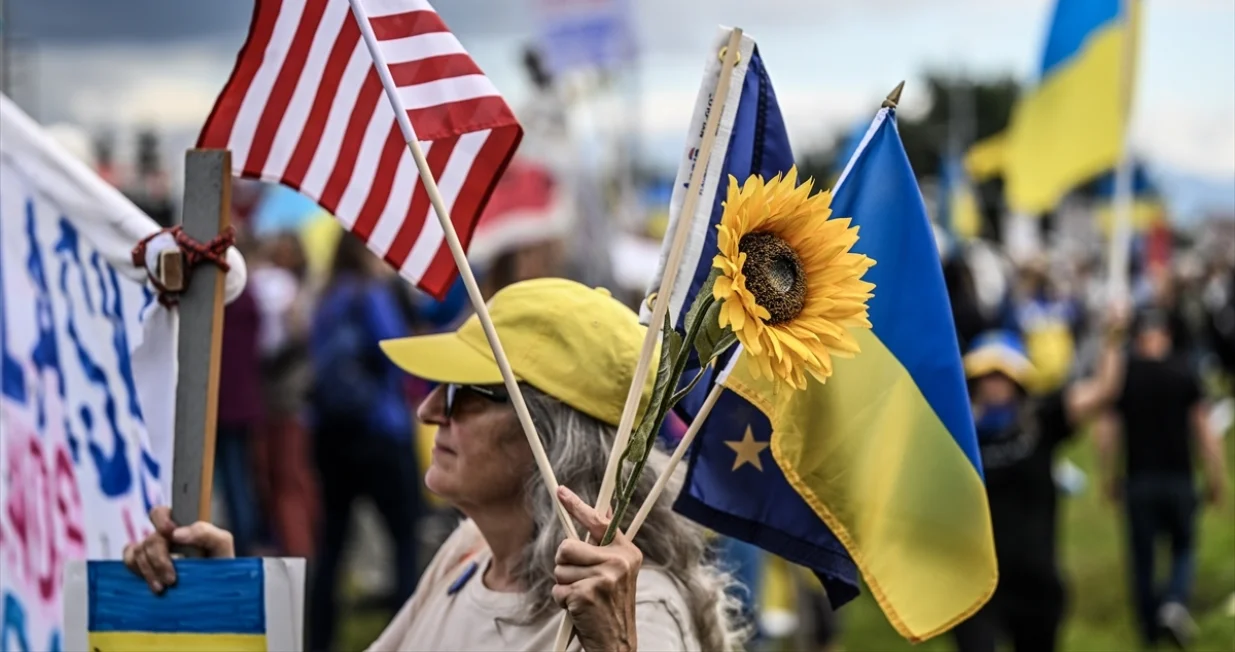 Pristalice Ukrajine okupljaju se na demonstracijama uoči sastanka između američkog predsjednika Donalda Trumpa i ruskog predsjednika Vladimira Putina u Anchorageu na Aljasci, mašući zastavama i držeći transparente u znak solidarnosti s Ukrajinom/Fatih Aktaş