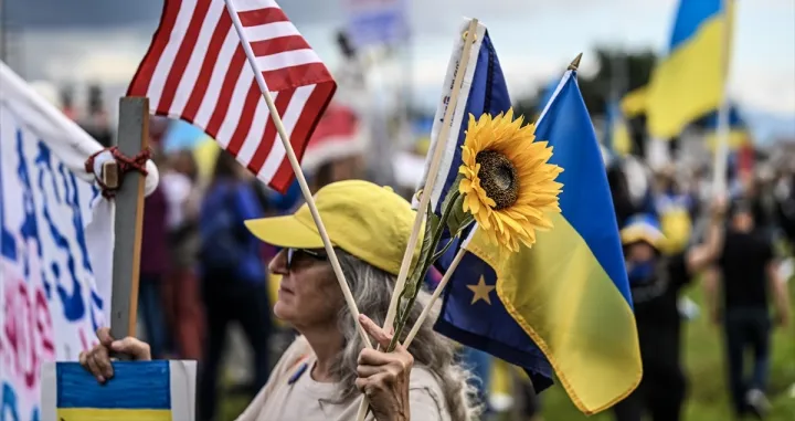 Pristalice Ukrajine okupljaju se na demonstracijama uoči sastanka između američkog predsjednika Donalda Trumpa i ruskog predsjednika Vladimira Putina u Anchorageu na Aljasci, mašući zastavama i držeći transparente u znak solidarnosti s Ukrajinom/Fatih Aktaş