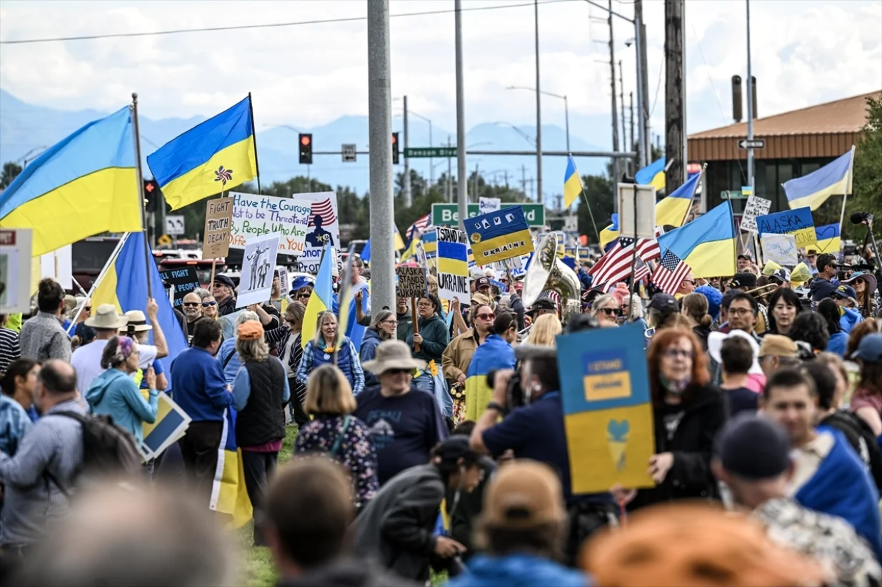 Pristalice Ukrajine okupljaju se na demonstracijama uoči sastanka između američkog predsjednika Donalda Trumpa i ruskog predsjednika Vladimira Putina u Anchorageu na Aljasci, mašući zastavama i držeći transparente u znak solidarnosti s Ukrajinom/Fatih Aktaş