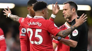 epa10259219 Referee Stuart Attwell (R) talks to Manchester United's Jadon Sancho (L) during the English Premier League soccer match between Chelsea FC and Manchester United in London, Britain, 22 October 2022. EPA/DANIEL HAMBURY EDITORIAL USE ONLY. No use with unauthorized audio, video, data, fixture lists, club/league logos or 'live' services. Online in-match use limited to 120 images, no video emulation. No use in betting, games or single club/league/player publications/Foto: Daniel Hambury