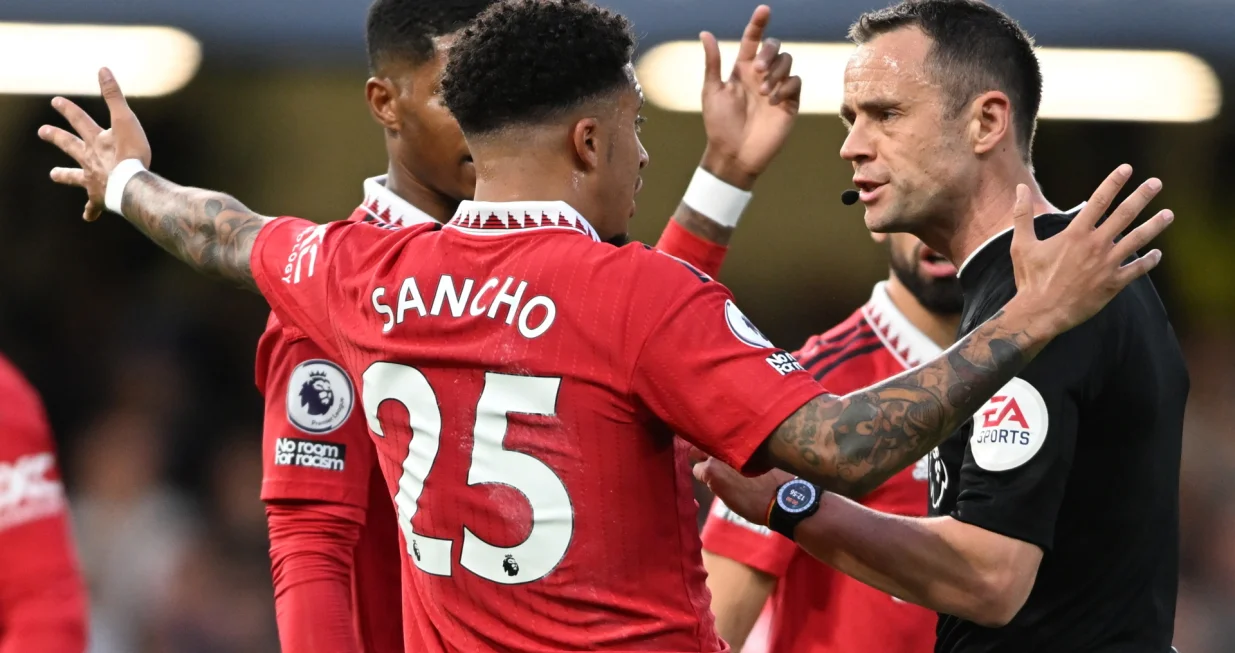 epa10259219 Referee Stuart Attwell (R) talks to Manchester United's Jadon Sancho (L) during the English Premier League soccer match between Chelsea FC and Manchester United in London, Britain, 22 October 2022. EPA/DANIEL HAMBURY EDITORIAL USE ONLY. No use with unauthorized audio, video, data, fixture lists, club/league logos or 'live' services. Online in-match use limited to 120 images, no video emulation. No use in betting, games or single club/league/player publications/Foto: Daniel Hambury