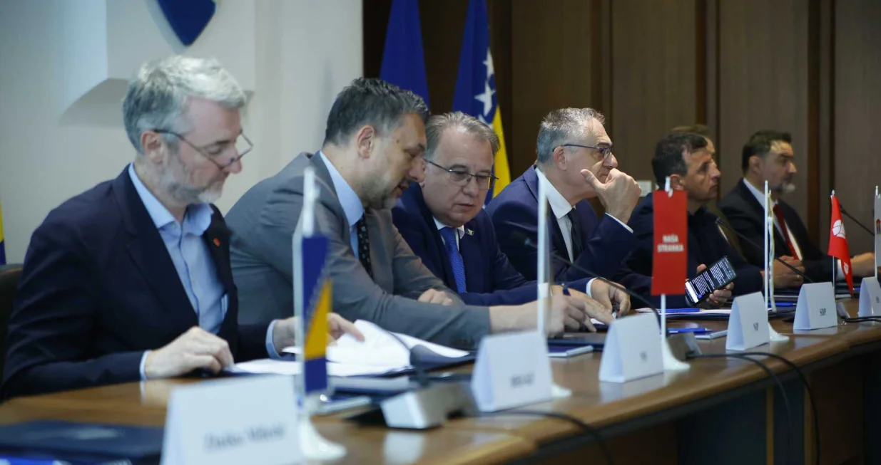 Sporazum stranaka na nivou države BiH o uspostavi nove koalicije, dvije trojke iz RS i FBiH - SDS, PDP, SDP, NiP, NS, ZPR, te NES, Naprijed, ZNG, zgrada Parlamenta BiH/Damir Deljo/