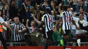 epa10150581 Newcastle's Alexander Isak (C) celebrates after scoring the opener goal against Liverpool for the 1-0 lead during the English Premier League soccer match between Liverpool FC and Newcastle United in Liverpool, Britain, 31 August 2022. EPA/PETER POWELL EDITORIAL USE ONLY. No use with unauthorized audio, video, data, fixture lists, club/league logos or 'live' services. Online in-match use limited to 120 images, no video emulation. No use in betting, games or single club/league/player publications/Foto: Peter Powell