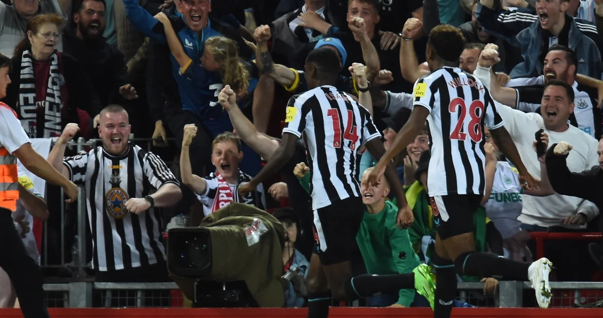 epa10150581 Newcastle's Alexander Isak (C) celebrates after scoring the opener goal against Liverpool for the 1-0 lead during the English Premier League soccer match between Liverpool FC and Newcastle United in Liverpool, Britain, 31 August 2022. EPA/PETER POWELL EDITORIAL USE ONLY. No use with unauthorized audio, video, data, fixture lists, club/league logos or 'live' services. Online in-match use limited to 120 images, no video emulation. No use in betting, games or single club/league/player publications/Foto: Peter Powell