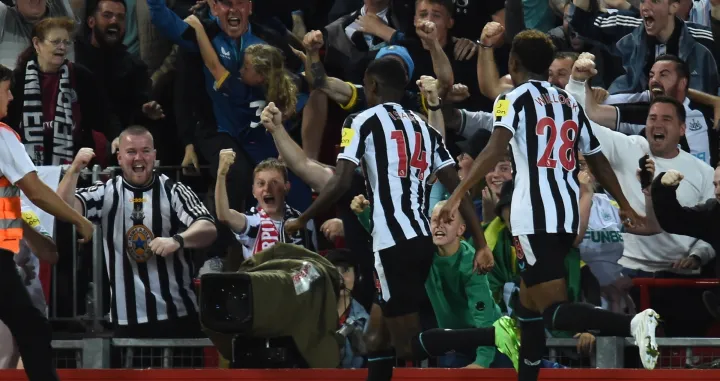 epa10150581 Newcastle's Alexander Isak (C) celebrates after scoring the opener goal against Liverpool for the 1-0 lead during the English Premier League soccer match between Liverpool FC and Newcastle United in Liverpool, Britain, 31 August 2022. EPA/PETER POWELL EDITORIAL USE ONLY. No use with unauthorized audio, video, data, fixture lists, club/league logos or 'live' services. Online in-match use limited to 120 images, no video emulation. No use in betting, games or single club/league/player publications/Foto: Peter Powell