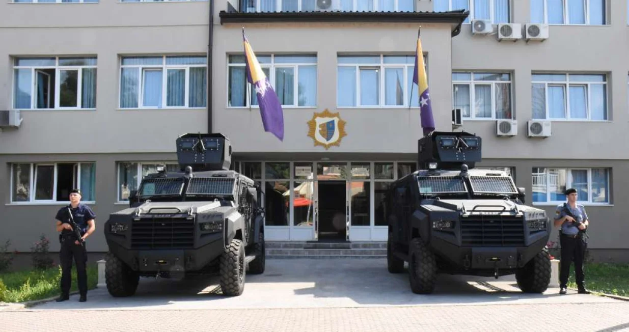 Stigla vozila/Elma Geca/Fena/Elma Geca