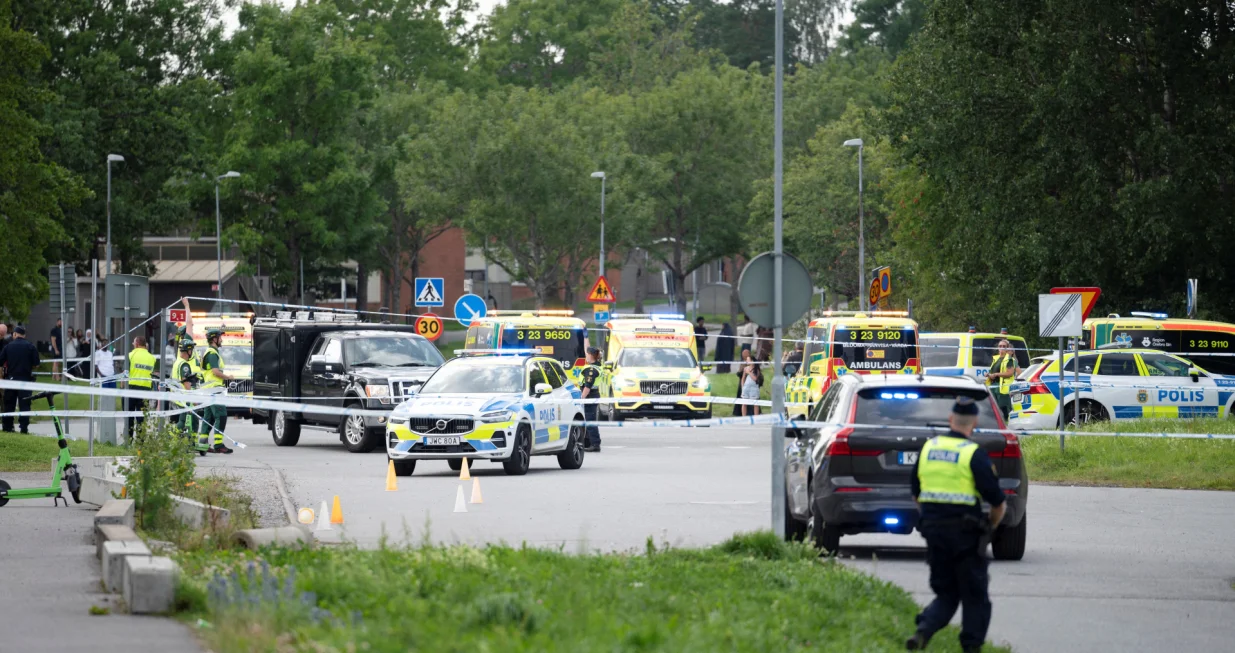 Police and ambulance on scene outside a mosque after a shooting, in Orebro, Sweden, August 15, 2025. Filip Gronroos/TT News Agency via REUTERS  ATTENTION EDITORS - THIS IMAGE WAS PROVIDED BY A THIRD PARTY. SWEDEN OUT. NO COMMERCIAL OR EDITORIAL SALES IN SWEDEN./Filip Gronroos/ Tt