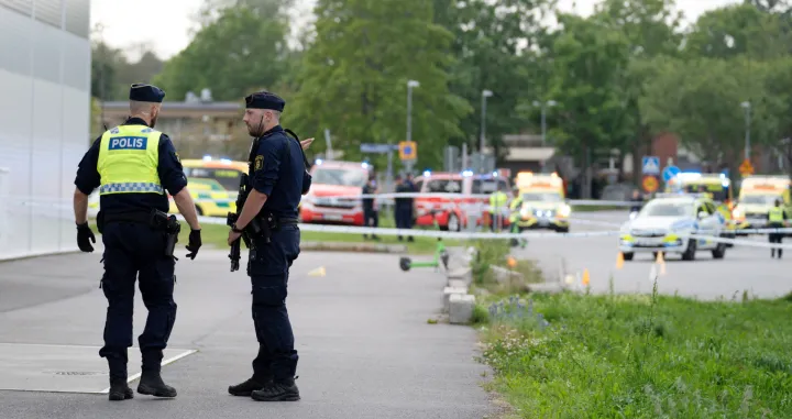 Police on scene outside a mosque after a shooting, in Orebro, Sweden, August 15, 2025. Filip Gronroos/TT News Agency via REUTERS  ATTENTION EDITORS - THIS IMAGE WAS PROVIDED BY A THIRD PARTY. SWEDEN OUT. NO COMMERCIAL OR EDITORIAL SALES IN SWEDEN./Filip Gronroos/ Tt