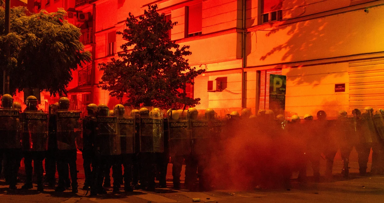 Police officers stand guard during a standoff between ruling party supporters and anti-government protesters in Novi Sad, Serbia, August 14, 2025. REUTERS/Andrej Hlozan/Djordje Kojadinovic