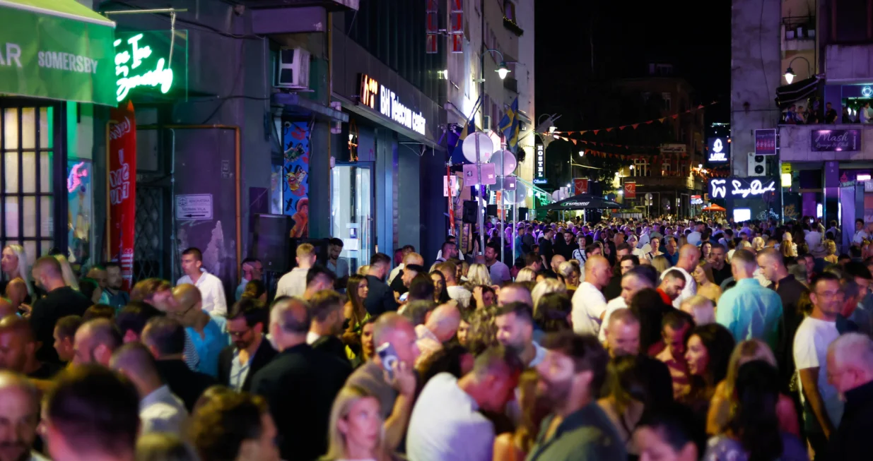 Sarajevo je večeras postalo središte kulturnih zbivanja regije, uz svečano otvaranje 31. Sarajevo Film Festivala. Grad je oživio u posebnoj atmosferi, prepun turista, gostiju i građana koji uživaju u filmskom programu i bogatom noćnom životu/Damir Deljo