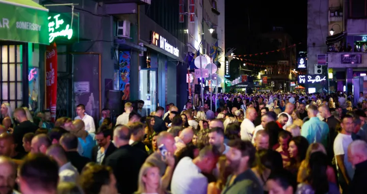 Sarajevo je večeras postalo središte kulturnih zbivanja regije, uz svečano otvaranje 31. Sarajevo Film Festivala. Grad je oživio u posebnoj atmosferi, prepun turista, gostiju i građana koji uživaju u filmskom programu i bogatom noćnom životu/Damir Deljo