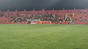 Red Army i igrači Veleža nakon meča/Foto: 