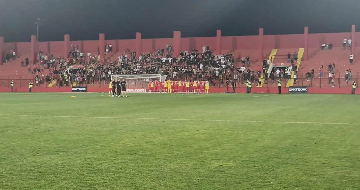 Red Army i igrači Veleža nakon meča/Foto: 
