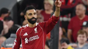 Soccer Football - Premier League - Liverpool v AFC Bournemouth - Anfield, Liverpool, Britain - August 15, 2025 Liverpool's Mohamed Salah celebrates scoring their fourth goal REUTERS/Peter Powell EDITORIAL USE ONLY. NO USE WITH UNAUTHORIZED AUDIO, VIDEO, DATA, FIXTURE LISTS, CLUB/LEAGUE LOGOS OR 'LIVE' SERVICES. ONLINE IN-MATCH USE LIMITED TO 120 IMAGES, NO VIDEO EMULATION. NO USE IN BETTING, GAMES OR SINGLE CLUB/LEAGUE/PLAYER PUBLICATIONS. PLEASE CONTACT YOUR ACCOUNT REPRESENTATIVE FOR FURTHER DETAILS../Foto: Peter Powell