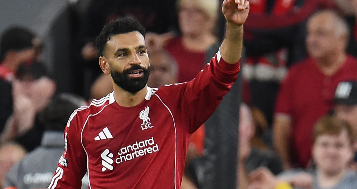 Soccer Football - Premier League - Liverpool v AFC Bournemouth - Anfield, Liverpool, Britain - August 15, 2025 Liverpool's Mohamed Salah celebrates scoring their fourth goal REUTERS/Peter Powell EDITORIAL USE ONLY. NO USE WITH UNAUTHORIZED AUDIO, VIDEO, DATA, FIXTURE LISTS, CLUB/LEAGUE LOGOS OR 'LIVE' SERVICES. ONLINE IN-MATCH USE LIMITED TO 120 IMAGES, NO VIDEO EMULATION. NO USE IN BETTING, GAMES OR SINGLE CLUB/LEAGUE/PLAYER PUBLICATIONS. PLEASE CONTACT YOUR ACCOUNT REPRESENTATIVE FOR FURTHER DETAILS../Foto: Peter Powell