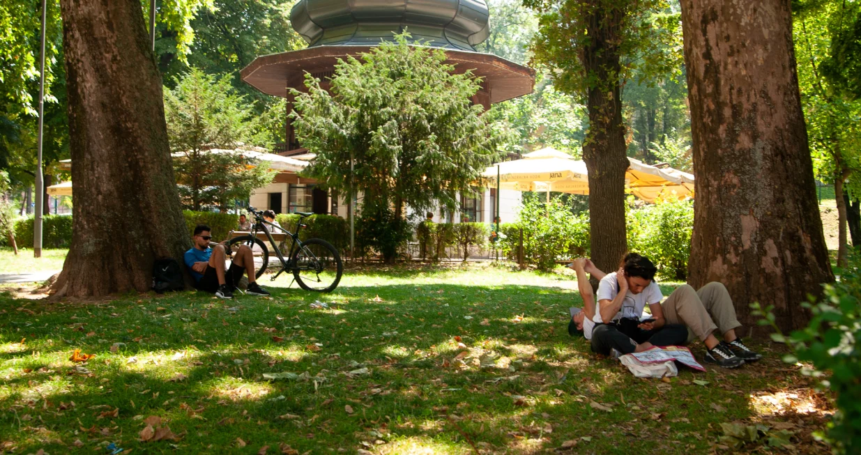 Ljetne vrućine: građani odmaraju u hladu drveća/Damir Deljo