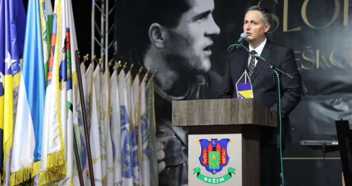 Bećirović u Bužimu: Mi nikada nismo klečali pred onima koji hoće uništiti BiH/