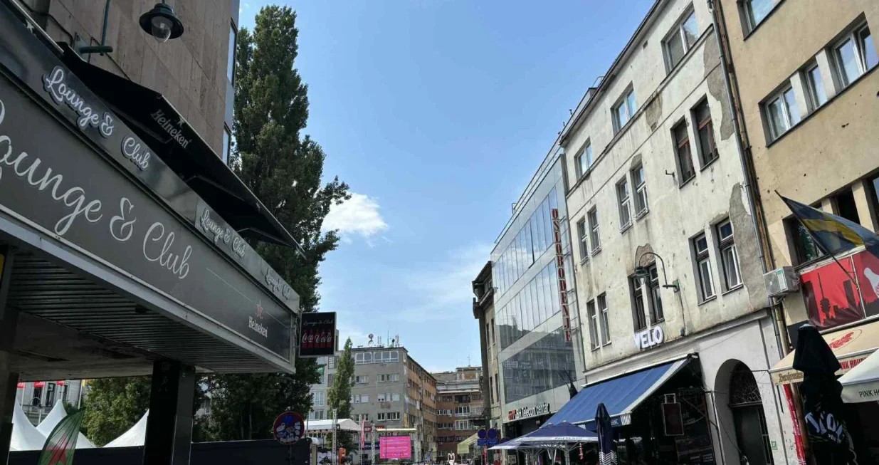 Prošetali smo festivalskim trgom drugog dana 31. Sarajevo film festivala. Iako je poprilično vruće i temperature su visoke, raspoloženje je na nivou, a fanova filmske umjetnosti, iako manje nego u večernjim satima, sreli smo na svakom koraku.Drugi dan 31. Sarajevo Film Festivala donosi bogat i raznovrstan filmski program na više lokacija širom glavnog grada/Nedim Fetahović