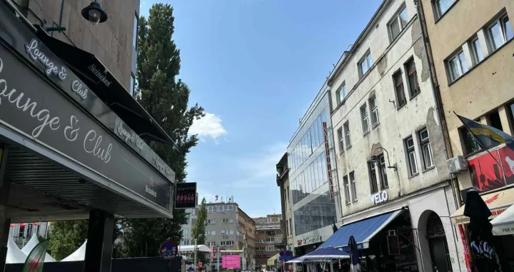 Prošetali smo festivalskim trgom drugog dana 31. Sarajevo film festivala. Iako je poprilično vruće i temperature su visoke, raspoloženje je na nivou, a fanova filmske umjetnosti, iako manje nego u večernjim satima, sreli smo na svakom koraku.Drugi dan 31. Sarajevo Film Festivala donosi bogat i raznovrstan filmski program na više lokacija širom glavnog grada/Nedim Fetahović