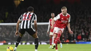 epa10387822 Oleksandr Zinchenko of Arsenal (R) in action against Jacob Murphy of Newcastle (L) during the English Premier League soccer match between Arsenal London and Newcastle United in London, Britain, 03 January 2023. EPA/Neil Hall EDITORIAL USE ONLY. No use with unauthorized audio, video, data, fixture lists, club/league logos or 'live' services. Online in-match use limited to 120 images, no video emulation. No use in betting, games or single club/league/player publications/Foto: Neil Hall
