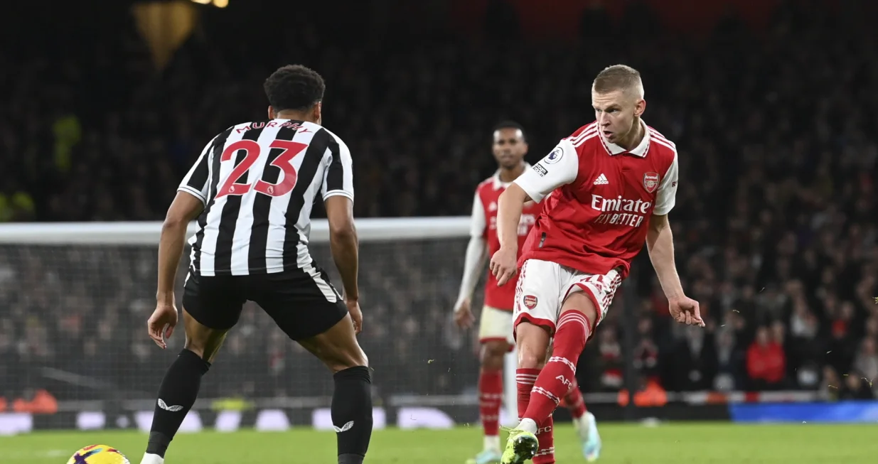 epa10387822 Oleksandr Zinchenko of Arsenal (R) in action against Jacob Murphy of Newcastle (L) during the English Premier League soccer match between Arsenal London and Newcastle United in London, Britain, 03 January 2023. EPA/Neil Hall EDITORIAL USE ONLY. No use with unauthorized audio, video, data, fixture lists, club/league logos or 'live' services. Online in-match use limited to 120 images, no video emulation. No use in betting, games or single club/league/player publications/Foto: Neil Hall