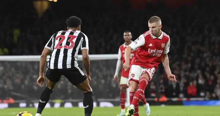 epa10387822 Oleksandr Zinchenko of Arsenal (R) in action against Jacob Murphy of Newcastle (L) during the English Premier League soccer match between Arsenal London and Newcastle United in London, Britain, 03 January 2023. EPA/Neil Hall EDITORIAL USE ONLY. No use with unauthorized audio, video, data, fixture lists, club/league logos or 'live' services. Online in-match use limited to 120 images, no video emulation. No use in betting, games or single club/league/player publications/Foto: Neil Hall