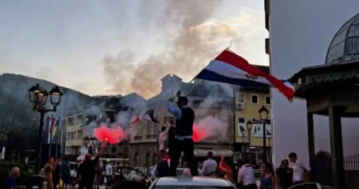 Jajce, kolona, svatovi, džamija, zastave tzv. HR-HB, policija/Facebook