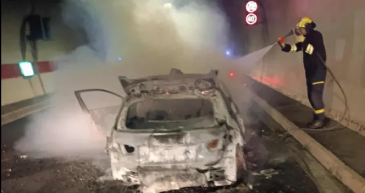 Automobil u potpunosti izgorio, požar, autoput, tunel Ivan, vatrogasci Konjic/Pvj Konjic