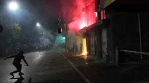 Valjevo 16.08.2025. Demoliranje prostorija Srpske napredne stranke, SNS, poЕѕar, zapaljene prostorije. Protest Srbija se umiriti ne moЕѕe zbog policijske brutalnosti, protesti nakon brutalnog nasilja policije nad graД'anima Foto: Amir HamzagiД‡/Nova.rs/Amir Hamzagić