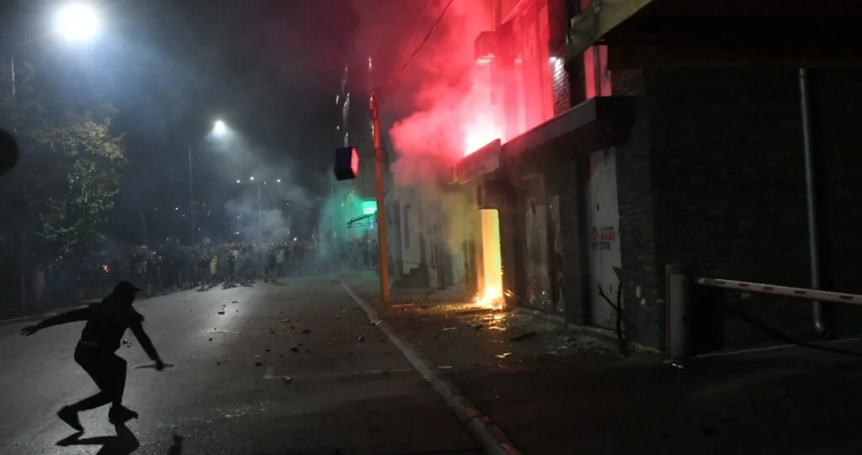 Valjevo 16.08.2025. Demoliranje prostorija Srpske napredne stranke, SNS, poЕѕar, zapaljene prostorije. Protest Srbija se umiriti ne moЕѕe zbog policijske brutalnosti, protesti nakon brutalnog nasilja policije nad graД'anima Foto: Amir HamzagiД‡/Nova.rs/Amir Hamzagić