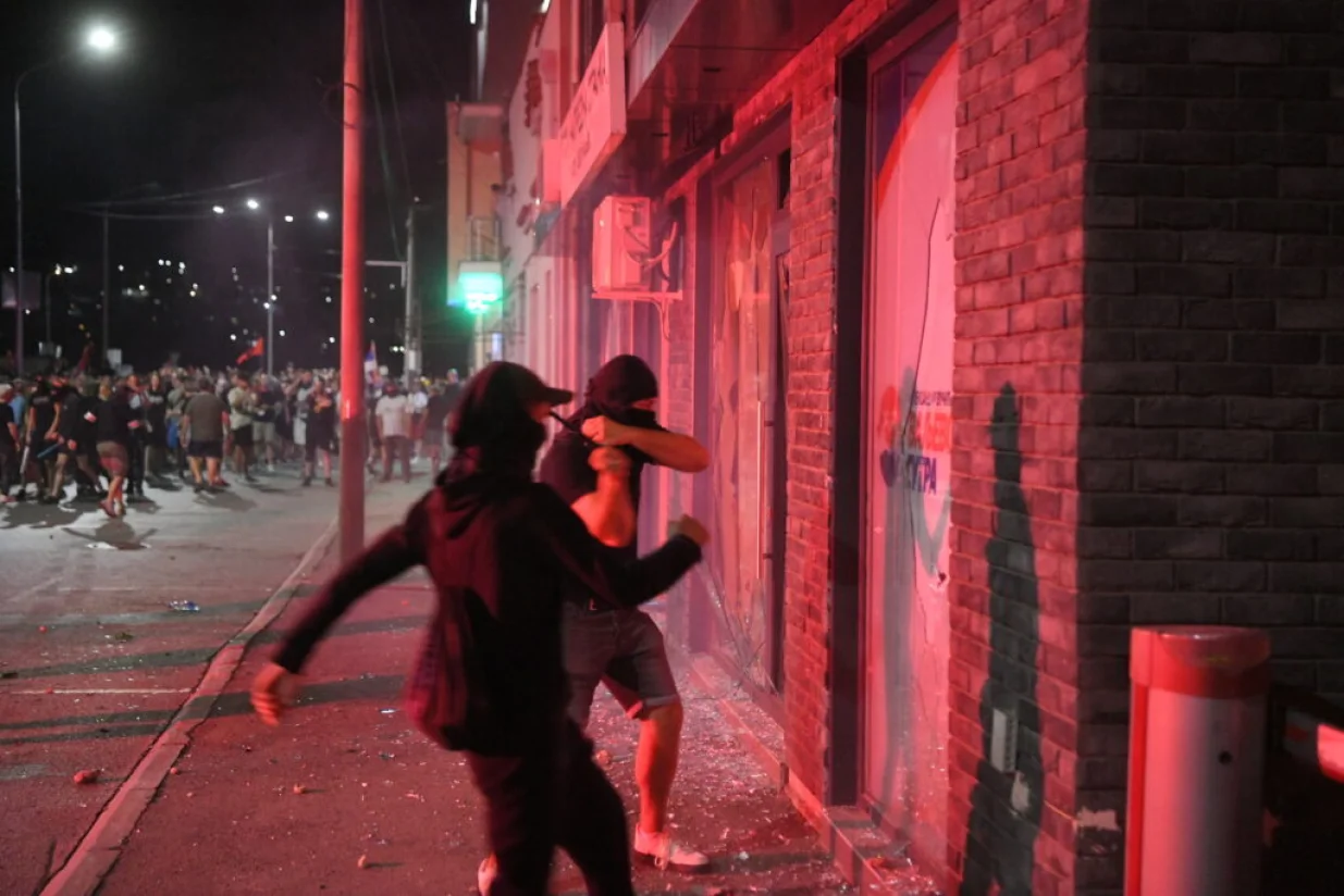 Valjevo 16.08.2025. Demoliranje prostorija Srpske napredne stranke, SNS, poЕѕar, zapaljene prostorije. Protest Srbija se umiriti ne moЕѕe zbog policijske brutalnosti, protesti nakon brutalnog nasilja policije nad graД'anima Foto: Amir HamzagiД‡/Nova.rs/Amir Hamzagić