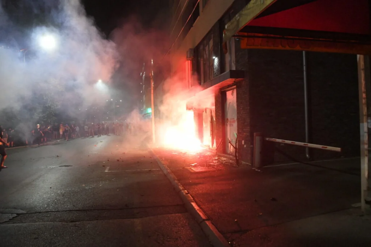 Valjevo 16.08.2025. Demoliranje prostorija Srpske napredne stranke, SNS, poЕѕar, zapaljene prostorije. Protest Srbija se umiriti ne moЕѕe zbog policijske brutalnosti, protesti nakon brutalnog nasilja policije nad graД'anima Foto: Amir HamzagiД‡/Nova.rs/Amir Hamzagić