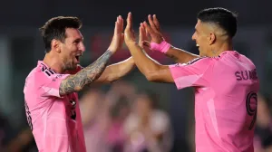 Aug 16, 2025; Fort Lauderdale, Florida, USA; Inter Miami CF forward Luis Suarez (9) celebrates with forward Lionel Messi (10) after scoring a goal against Los Angeles Galaxy during the second half at Chase Stadium. Mandatory Credit: Sam Navarro-Imagn Images/Foto: Sam Navarro