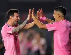 Aug 16, 2025; Fort Lauderdale, Florida, USA; Inter Miami CF forward Luis Suarez (9) celebrates with forward Lionel Messi (10) after scoring a goal against Los Angeles Galaxy during the second half at Chase Stadium. Mandatory Credit: Sam Navarro-Imagn Images/Foto: Sam Navarro