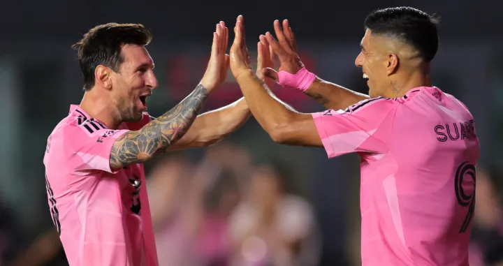 Aug 16, 2025; Fort Lauderdale, Florida, USA; Inter Miami CF forward Luis Suarez (9) celebrates with forward Lionel Messi (10) after scoring a goal against Los Angeles Galaxy during the second half at Chase Stadium. Mandatory Credit: Sam Navarro-Imagn Images/Foto: Sam Navarro