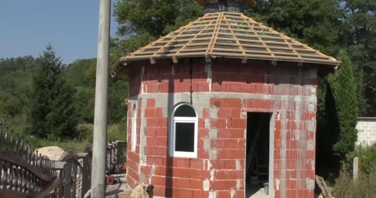 U selu Kijevo kod Sanskog Mosta odvija se nesvakidašnja priča – u dvorištu svoje porodične kuće, Esad Agić gradi malu džamiju. Ovaj neobični poduhvat nastao je kao izraz duboke lične tragedije i životnog iskustva porodice Agić./