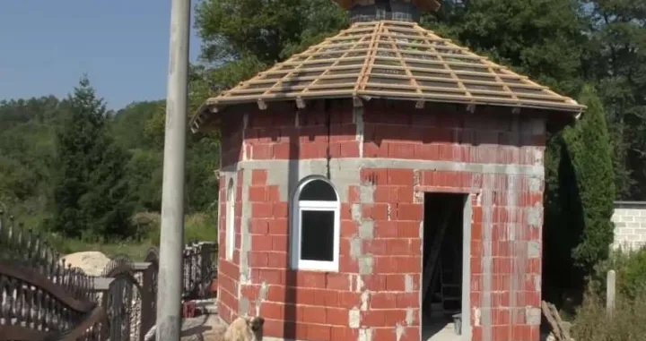 U selu Kijevo kod Sanskog Mosta odvija se nesvakidašnja priča – u dvorištu svoje porodične kuće, Esad Agić gradi malu džamiju. Ovaj neobični poduhvat nastao je kao izraz duboke lične tragedije i životnog iskustva porodice Agić./