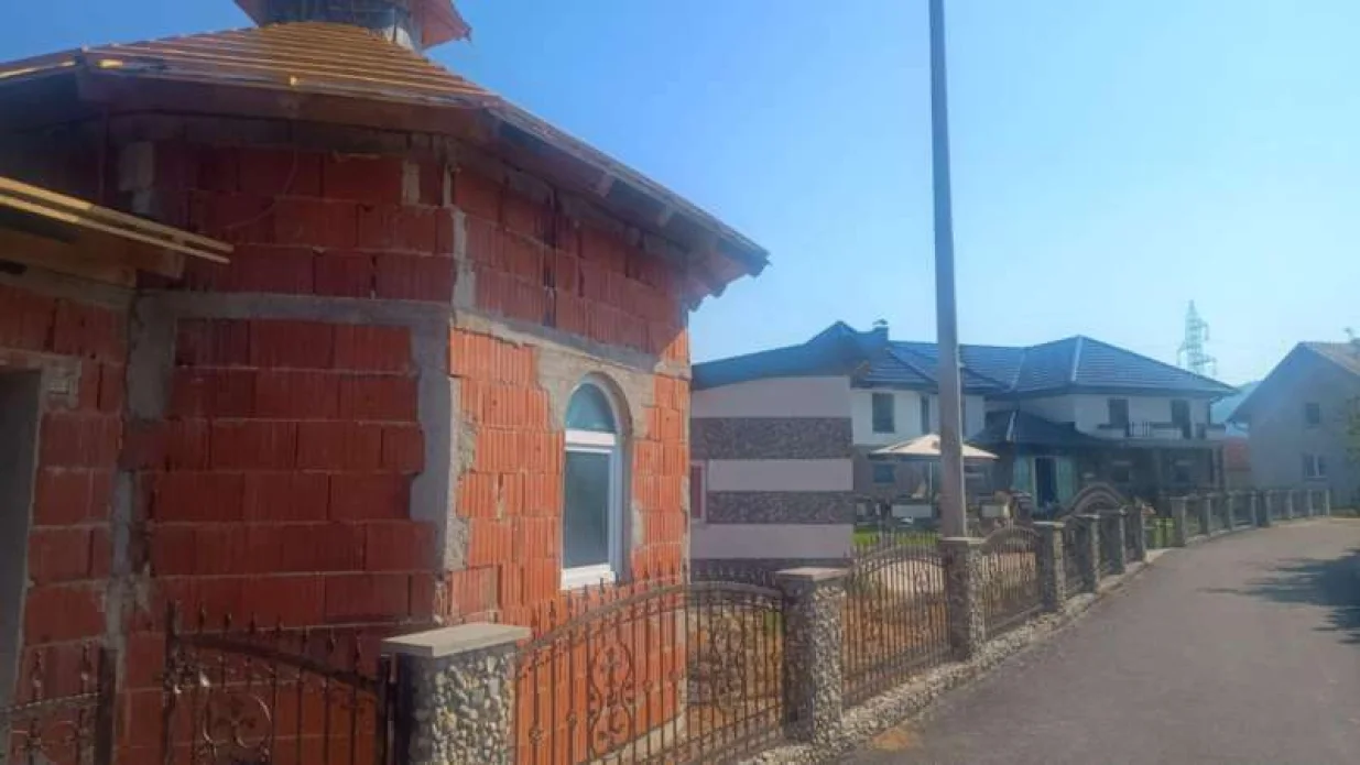 U selu Kijevo kod Sanskog Mosta odvija se nesvakidašnja priča – u dvorištu svoje porodične kuće, Esad Agić gradi malu džamiju. Ovaj neobični poduhvat nastao je kao izraz duboke lične tragedije i životnog iskustva porodice Agić./