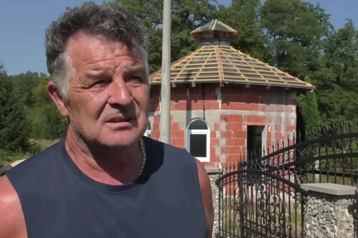 U selu Kijevo kod Sanskog Mosta odvija se nesvakidašnja priča – u dvorištu svoje porodične kuće, Esad Agić gradi malu džamiju. Ovaj neobični poduhvat nastao je kao izraz duboke lične tragedije i životnog iskustva porodice Agić./