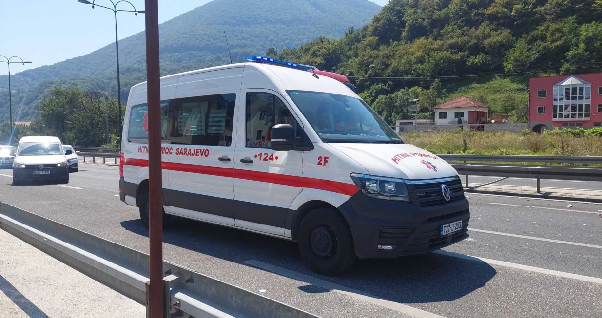 hitna pomoć na cesti, sudar u blažuju, brza cesta, kamion i automobil/Damir Deljo 