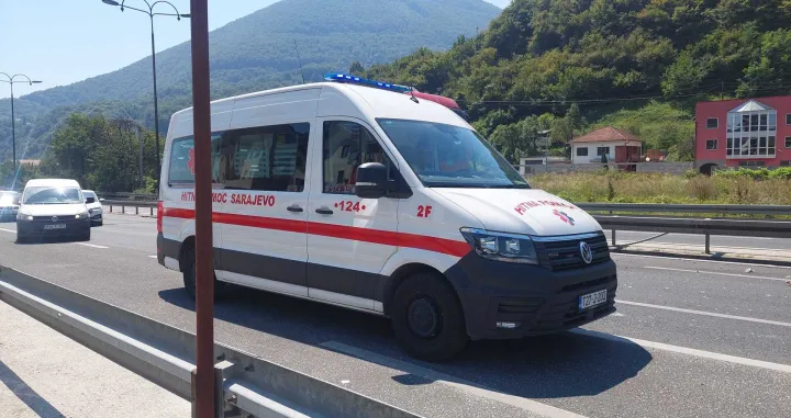 hitna pomoć na cesti, sudar u blažuju, brza cesta, kamion i automobil/Damir Deljo 