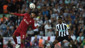 epa10150558 Liverpool's Joe Gomez (L) in action with Newcastle's Alexander Isak (R) during the English Premier League soccer match between Liverpool FC and Newcastle United in Liverpool, Britain, 31 August 2022. EPA/PETER POWELL EDITORIAL USE ONLY. No use with unauthorized audio, video, data, fixture lists, club/league logos or 'live' services. Online in-match use limited to 120 images, no video emulation. No use in betting, games or single club/league/player publications/Foto: Peter Powell