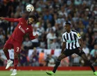 epa10150558 Liverpool's Joe Gomez (L) in action with Newcastle's Alexander Isak (R) during the English Premier League soccer match between Liverpool FC and Newcastle United in Liverpool, Britain, 31 August 2022. EPA/PETER POWELL EDITORIAL USE ONLY. No use with unauthorized audio, video, data, fixture lists, club/league logos or 'live' services. Online in-match use limited to 120 images, no video emulation. No use in betting, games or single club/league/player publications/Foto: Peter Powell