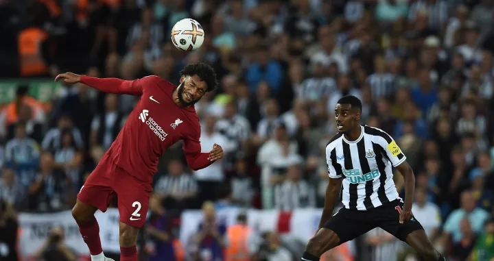 epa10150558 Liverpool's Joe Gomez (L) in action with Newcastle's Alexander Isak (R) during the English Premier League soccer match between Liverpool FC and Newcastle United in Liverpool, Britain, 31 August 2022. EPA/PETER POWELL EDITORIAL USE ONLY. No use with unauthorized audio, video, data, fixture lists, club/league logos or 'live' services. Online in-match use limited to 120 images, no video emulation. No use in betting, games or single club/league/player publications/Foto: Peter Powell